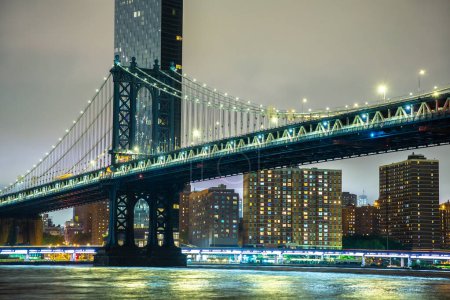 Téléchargez les photos : Pont de Manhattan et vue panoramique sur le centre-ville de Manhattan après le coucher du soleil à New York, États-Unis - en image libre de droit