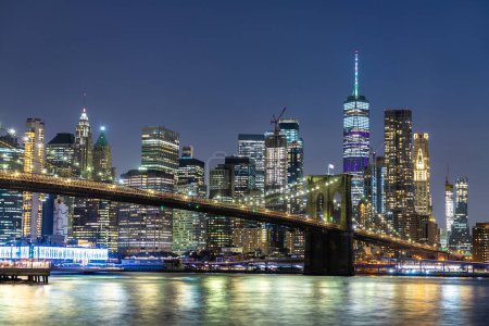Foto de Puente de Brooklyn y vista panorámica nocturna del centro de Manhattan después del atardecer en Nueva York, Estados Unidos - Imagen libre de derechos