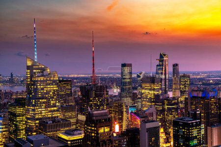 Foto de Vista aérea panorámica de Manhattan por la noche en Nueva York, NY, EE.UU. - Imagen libre de derechos