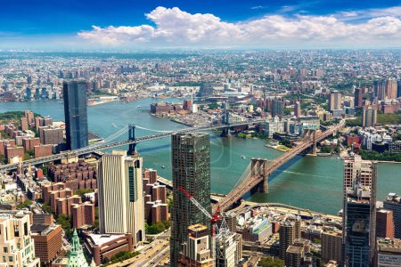 Foto de Vista aérea panorámica de Brooklyn Bridge y Manhattan Bridge en Nueva York, NY, EE.UU. - Imagen libre de derechos