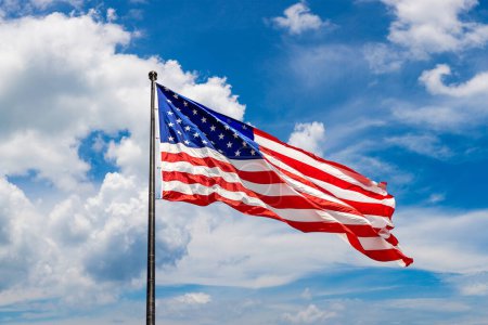 Foto de Bandera de EE.UU. ondeando contra el cielo con hermosa nube - Imagen libre de derechos
