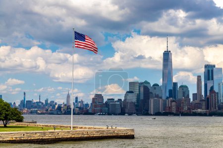 Téléchargez les photos : Vue panoramique du paysage urbain de Manhattan et drapeau américain à New York au coucher du soleil, NY, États-Unis - en image libre de droit