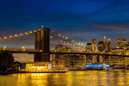 Téléchargez les photos : Pont de Brooklyn et vue panoramique nocturne du centre-ville de Manhattan après le coucher du soleil à New York, États-Unis - en image libre de droit
