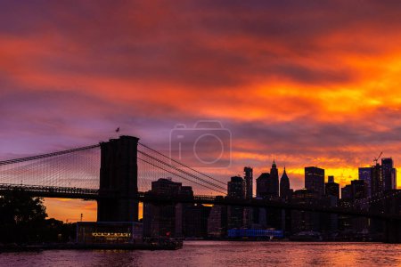 Téléchargez les photos : Coucher de soleil sur Brooklyn Bridge et vue panoramique sur le centre-ville de Manhattan à New York, États-Unis - en image libre de droit
