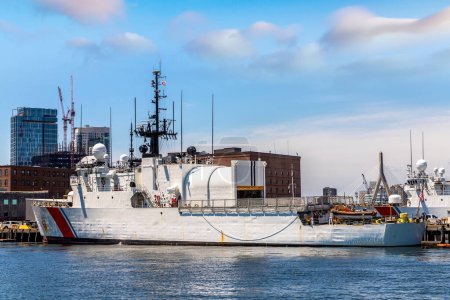 Téléchargez les photos : Navire de la Garde côtière américaine amarré à la base de Boston, Massachusetts, États-Unis - en image libre de droit