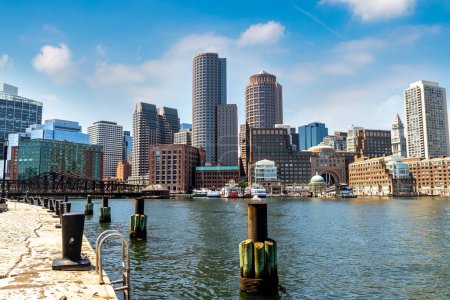 Foto de Vista panorámica del paisaje urbano de Boston en un día soleado, Estados Unidos - Imagen libre de derechos