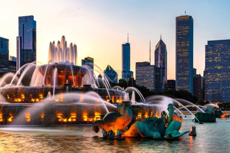 Téléchargez les photos : Buckingham Fountain la nuit à Chicago, USA - en image libre de droit