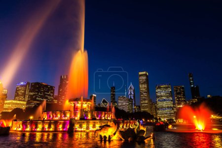Téléchargez les photos : Buckingham Fountain la nuit à Chicago, USA - en image libre de droit