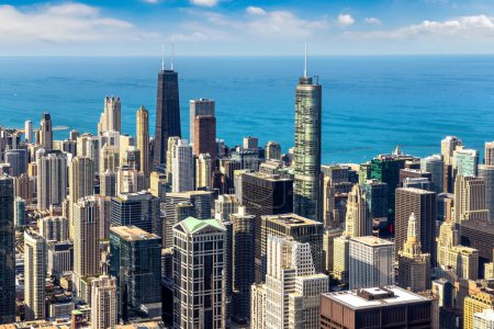 Luftaufnahme von Chicago und dem Michigansee an einem sonnigen Tag, Illinois, USA