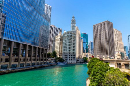Río y puente de Chicago en Chicago, Illinois, EE.UU.