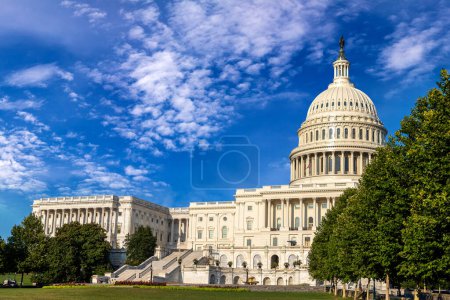 Téléchargez les photos : Le Capitole des États-Unis en une journée d'été à Washington DC, États-Unis - en image libre de droit