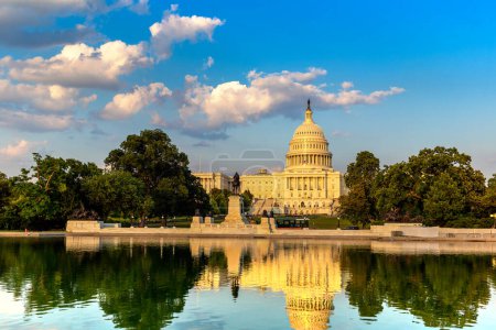 Téléchargez les photos : Bâtiment du Capitole des États-Unis et piscine réfléchissante du Capitole au coucher du soleil à Washington DC, États-Unis - en image libre de droit