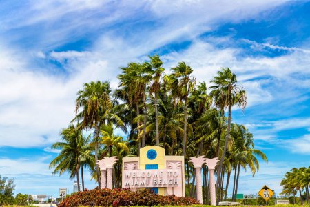 Téléchargez les photos : Bienvenue à Miami Beach panneau routier par une journée ensoleillée, Miami Beach, Floride - en image libre de droit