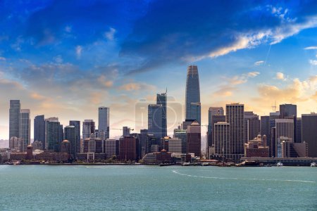 Téléchargez les photos : Vue panoramique du paysage urbain de San Francisco au coucher du soleil, Californie, USA - en image libre de droit