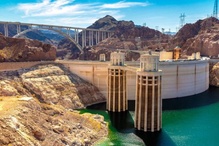 Foto de Presa Hoover y torres penstock en el río Colorado en la frontera de Nevada y Arizona, EE.UU. - Imagen libre de derechos