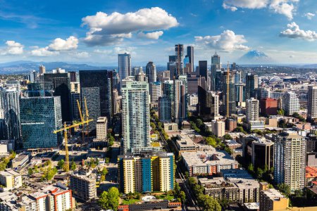 Vue aérienne panoramique du quartier des affaires de Seattle avec le mont Rainier en arrière-plan par une journée ensoleillée à Seattle, États-Unis