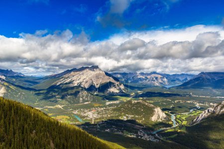 Téléchargez les photos : Vue aérienne panoramique de la ville de Banff dans la vallée de la Bow dans le parc national Banff, Rocheuses canadiennes - en image libre de droit