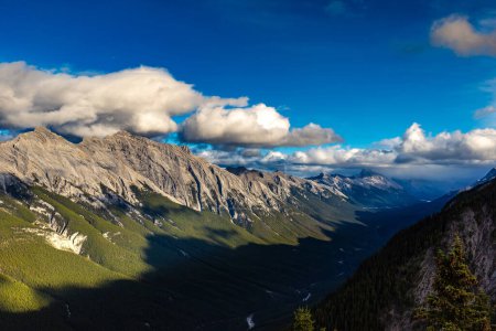 Téléchargez les photos : Vue aérienne panoramique de la vallée de la Bow dans le parc national Banff, Rocheuses canadiennes - en image libre de droit