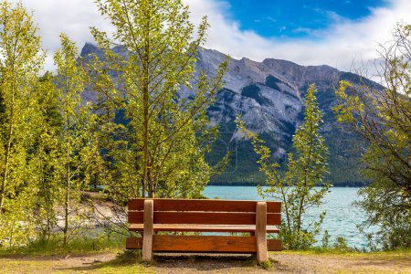Téléchargez les photos : Banc en bois au lac Minnewanka dans le parc national Banff, Canada - en image libre de droit