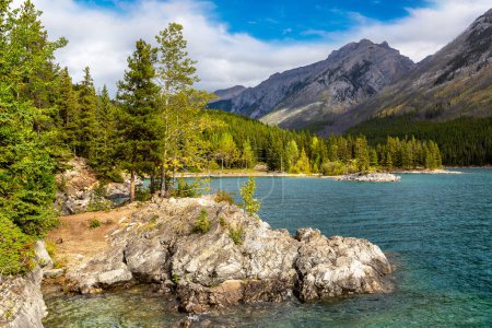 Téléchargez les photos : Lac Minnewanka dans le parc national Banff, Canada - en image libre de droit