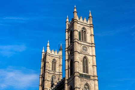 Foto de La Basílica de Notre-Dame en Montreal en un día soleado, Quebec, Canadá - Imagen libre de derechos