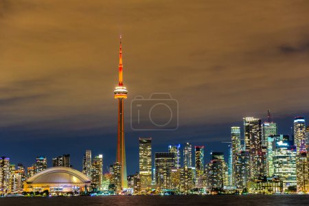 Foto de Vista panorámica del horizonte de Toronto por la noche, Ontario, Canadá - Imagen libre de derechos