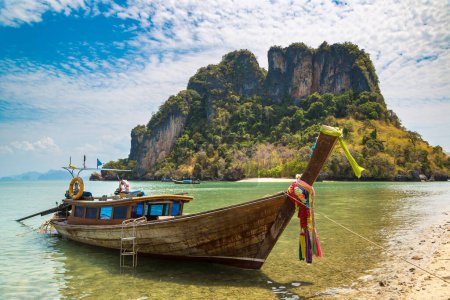 Barco de cola larga en la playa tropical de la isla de Koh Phak Bia en la provincia de Krabi, Tailandia