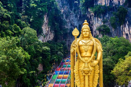 Cueva de Batu, templo del hinduismo en un día soleado en Kuala Lumpur, Malasia