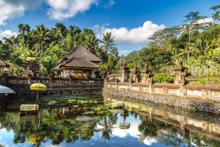Piscina de agua bendita en Pura Tirta Empul Templo en Bali, Indonesia
