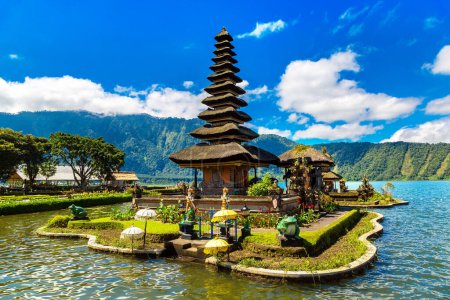 Foto de Pura Ulun Danu Beratan Templo bedugul en un lago en Bali, Indonesia - Imagen libre de derechos