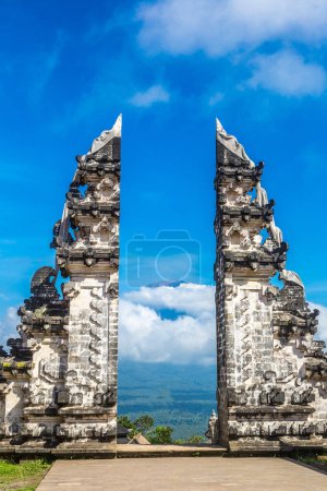 Antigua puerta en el templo Pura Penataran Agung Lempuyang y el volcán Agung en Bali, Indonesia en un día soleado