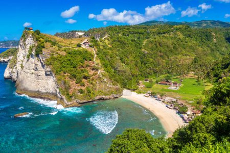 Téléchargez les photos : Vue aérienne panoramique de la plage d'Atuh sur l'île de Nusa Penida, Bali, Indonésie - en image libre de droit