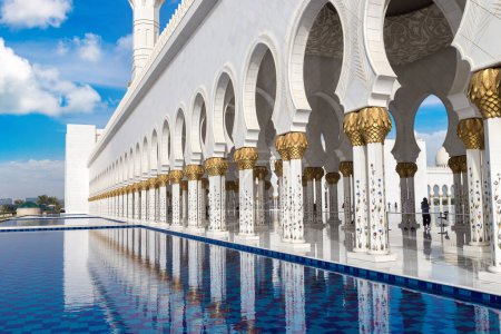 Téléchargez les photos : Grande mosquée Cheikh Zayed à Abu Dhabi en une journée d'été, Émirats arabes unis - en image libre de droit
