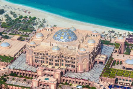 Foto de Vista aérea panorámica del Palacio de los Emiratos en Abu Dhabi en un día de verano, Emiratos Árabes Unidos - Imagen libre de derechos