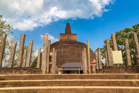 Téléchargez les photos : Stupa Abhayagiri au Sri Lanka dans une journée d'été - en image libre de droit