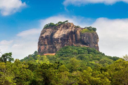 Foto de Lion Rock en Sigiriya en un día soleado, Sri Lanka - Imagen libre de derechos
