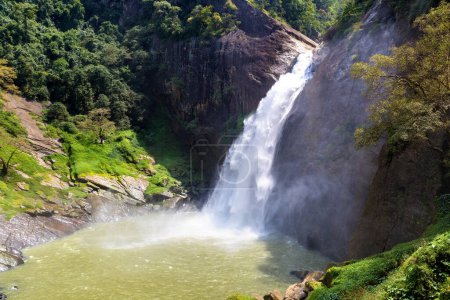 Dunhinda-Wasserfall an einem sonnigen Tag in Sri Lanka