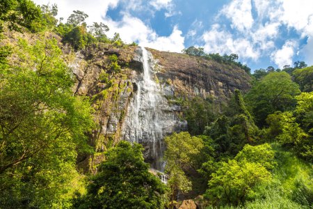 Diyaluma-Wasserfall an einem sonnigen Tag in Sri Lanka