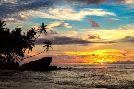 Téléchargez les photos : Coucher de soleil sur la plage de Dalawella au Sri Lanka - en image libre de droit