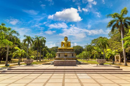 Foto de Buda sentado gigante en el parque Viharamahadevi en Colombo, Sri Lanka - Imagen libre de derechos