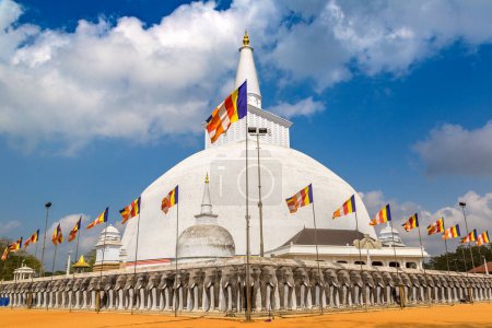 Téléchargez les photos : Grand stupa blanc Ruwanwelisaya à Anuradhapura Musée archéologique au Sri Lanka - en image libre de droit