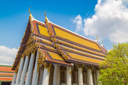 Téléchargez les photos : Grand Palais et Wat Phra Kaew (Temple du Bouddha Émeraude) à Bangkok dans une journée d'été - en image libre de droit