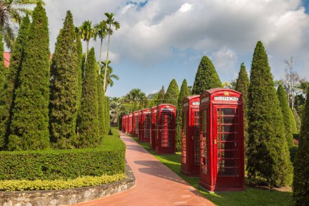 Foto de Cabinas telefónicas inglesas decorativas en Nong Nooch Tropical Botanical Garden, Pattaya, Tailandia en un día soleado - Imagen libre de derechos