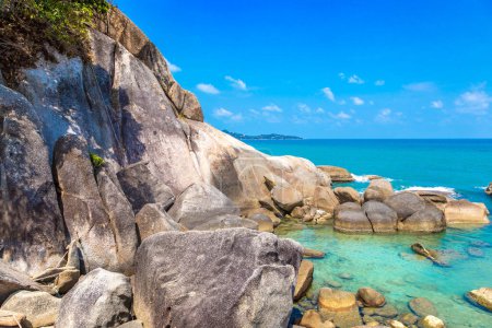 Téléchargez les photos : Hin Ta et Hin Yai Rocks à Samui plage, Thaïlande dans une journée estivale - en image libre de droit