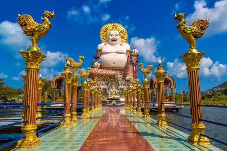 Riesige lächelnde oder glückliche Buddha-Statue im Wat Plai Laem Tempel, Samui, Thailand an einem Sommertag