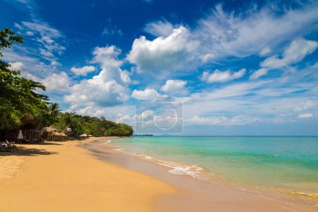 Entspannen Sie sich am Strand der Bucht auf der Insel Koh Lanta Yai, Thailand an einem sonnigen Tag