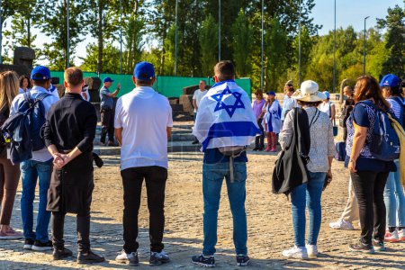 Foto de OSWIECIM, POLONIA - 7 de septiembre de 2022: Grupo de israelíes en Auschwitz II Campo de concentración de Birkenau, Oswiecim, Polonia - Imagen libre de derechos