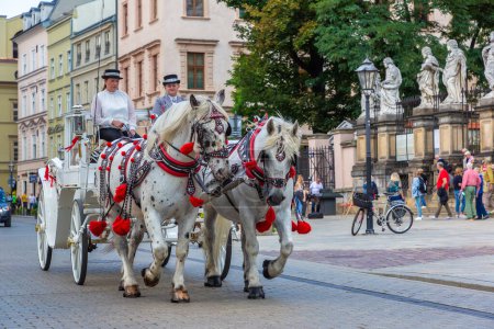 Téléchargez les photos : KRAKOW, POLOGNE - 9 SEPTEMBRE 2022 : Chariots à Cracovie par une journée ensoleillée, Pologne - en image libre de droit