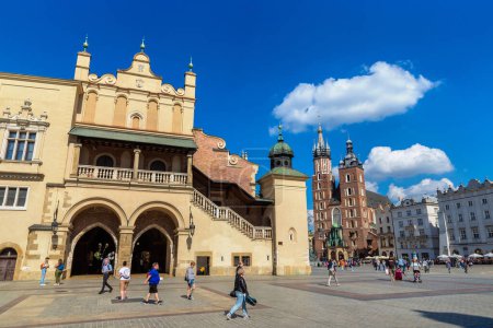 Photo for KRAKOW, POLAND - SEPTEMBER 9, 2022: St. Mary's Basilica Church  and  Cloth Hall Building on Main market square in Krakow, Poland - Royalty Free Image