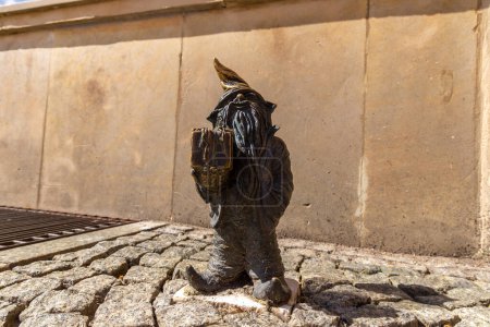 Téléchargez les photos : WROCLAW, POLOGNE - 21 SEPTEMBRE 2022 : Symbole de Wroclaw - Sculpture du nain (gnome) d'un conte de fées par une journée ensoleillée, Wroclaw, Pologne - en image libre de droit